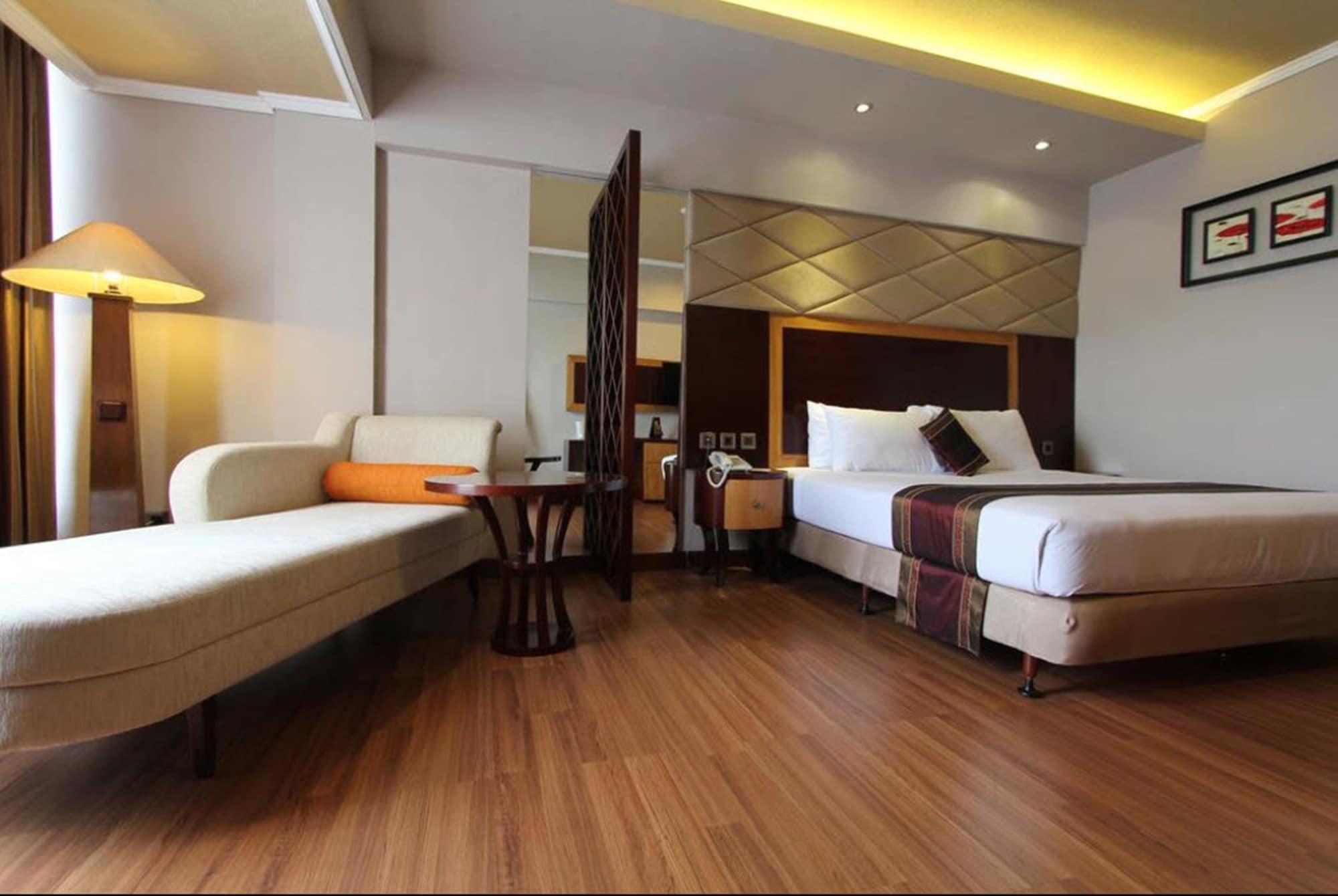 Regent'S Park Hotel Malang Exteriör bild