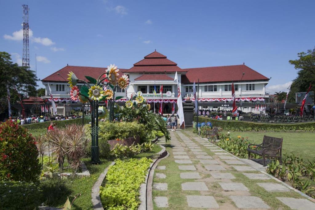 Regent'S Park Hotel Malang Exteriör bild