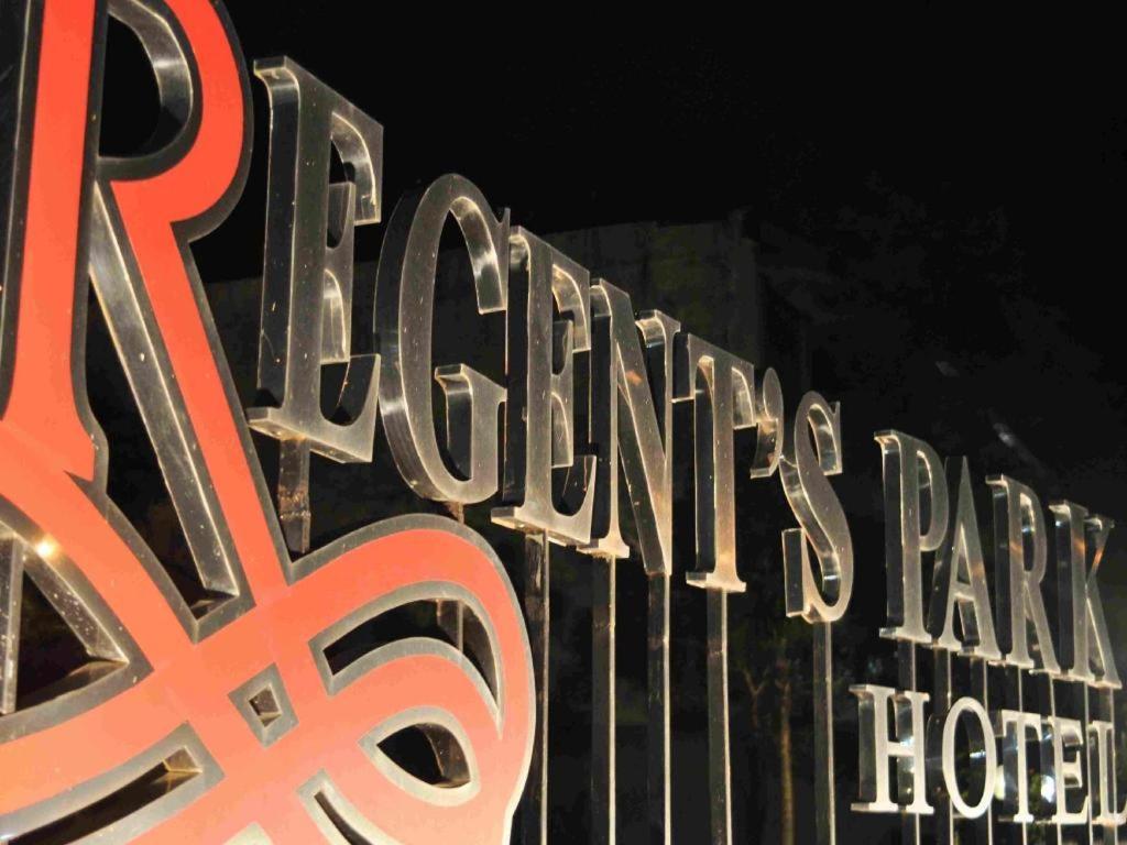 Regent'S Park Hotel Malang Exteriör bild