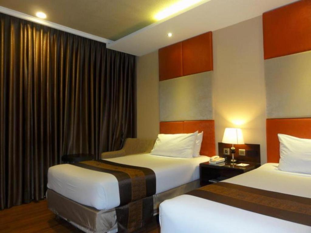 Regent'S Park Hotel Malang Exteriör bild