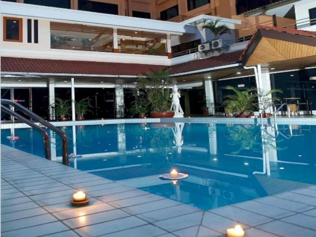 Regent'S Park Hotel Malang Exteriör bild