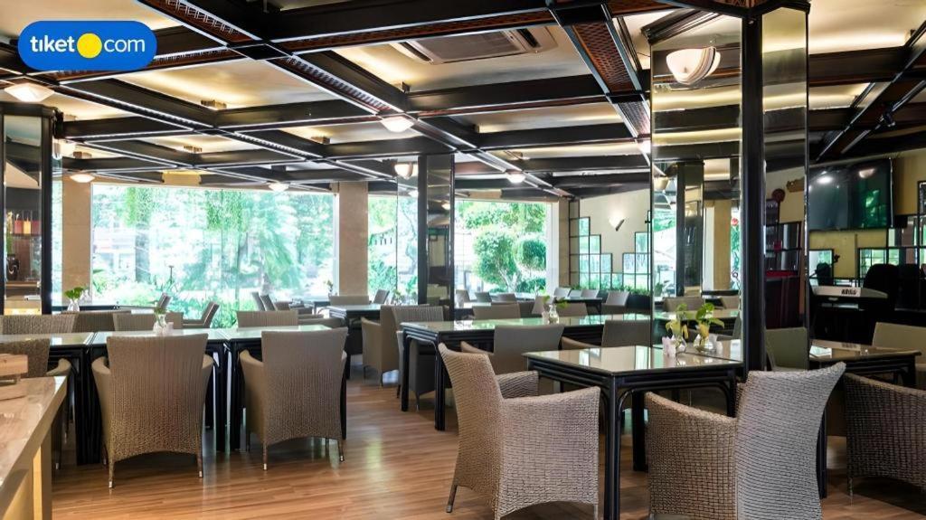 Regent'S Park Hotel Malang Exteriör bild