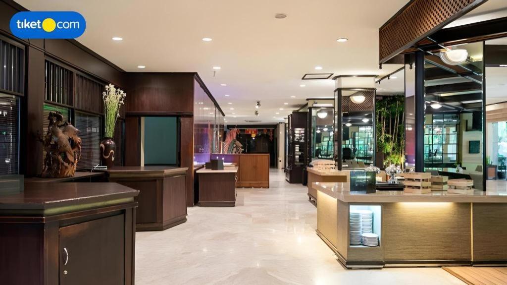 Regent'S Park Hotel Malang Exteriör bild
