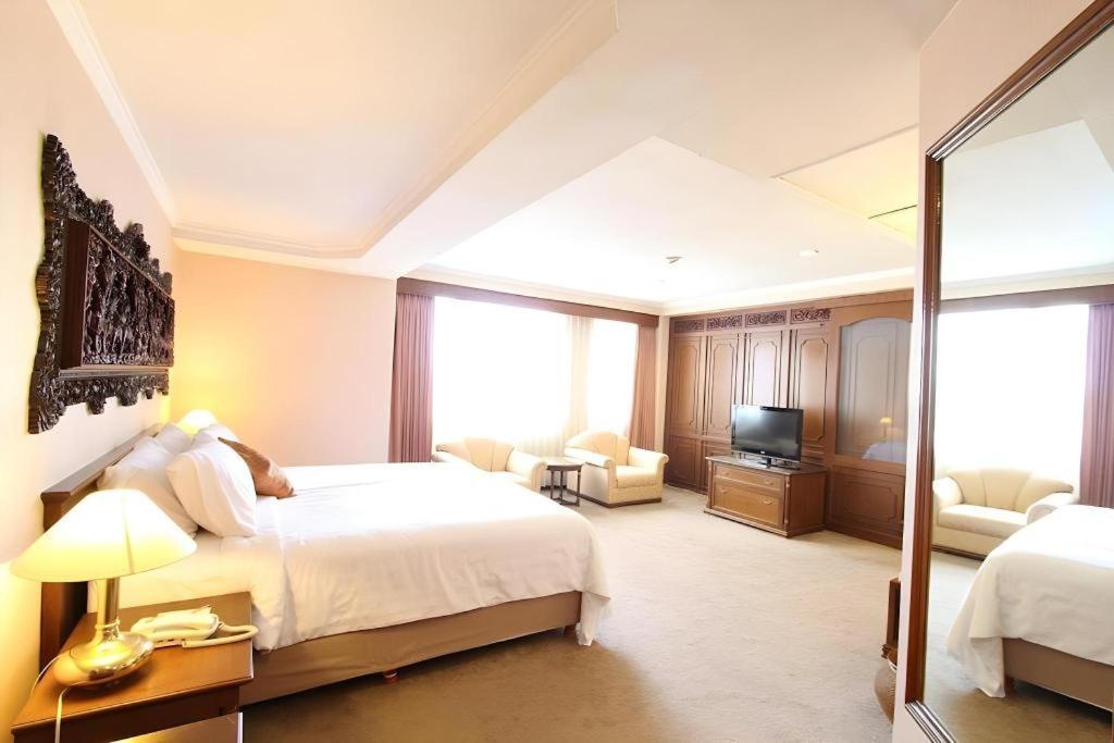 Regent'S Park Hotel Malang Exteriör bild