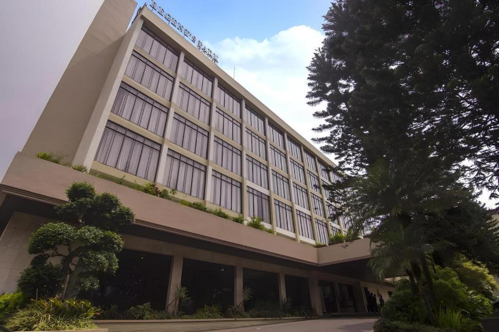Regent'S Park Hotel Malang Exteriör bild