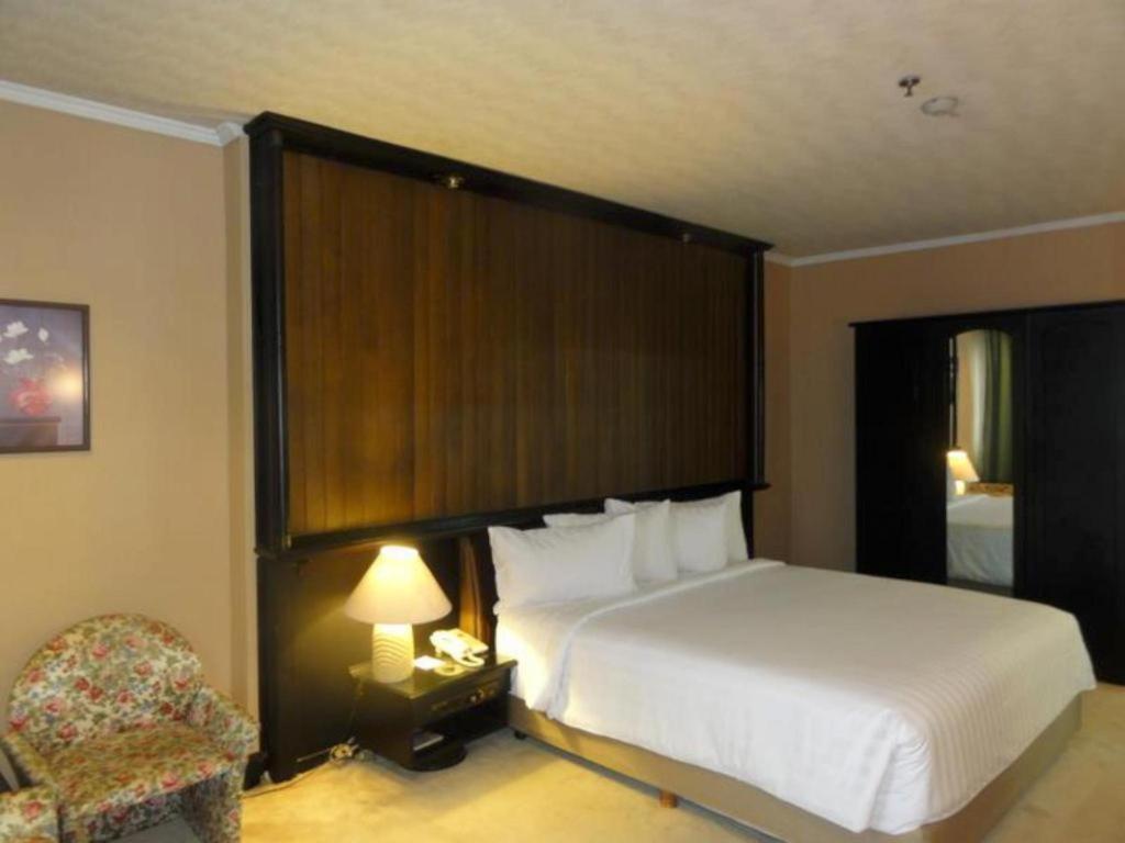 Regent'S Park Hotel Malang Exteriör bild