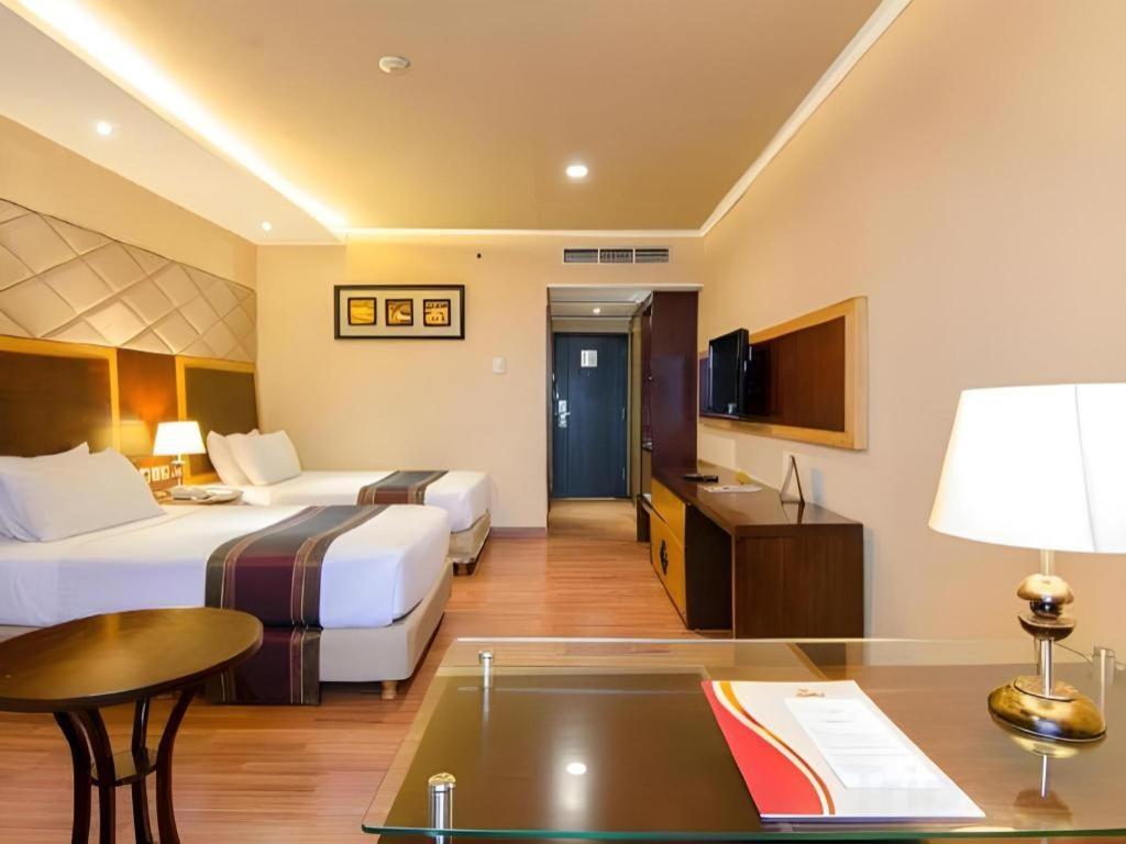 Regent'S Park Hotel Malang Exteriör bild