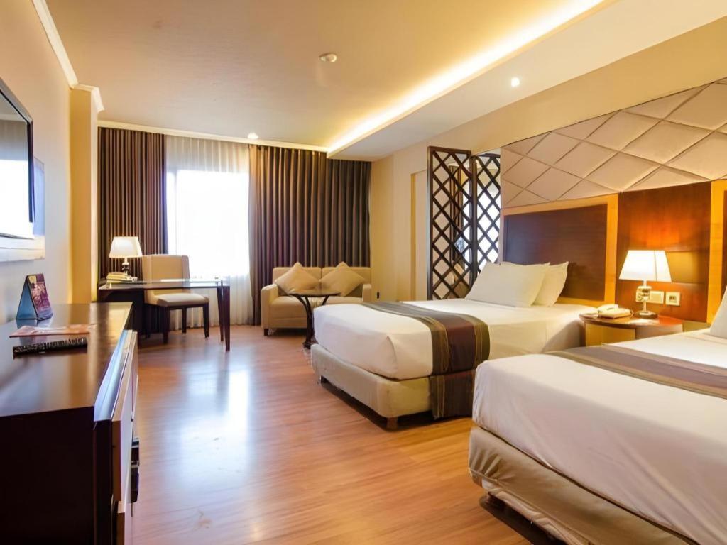 Regent'S Park Hotel Malang Exteriör bild