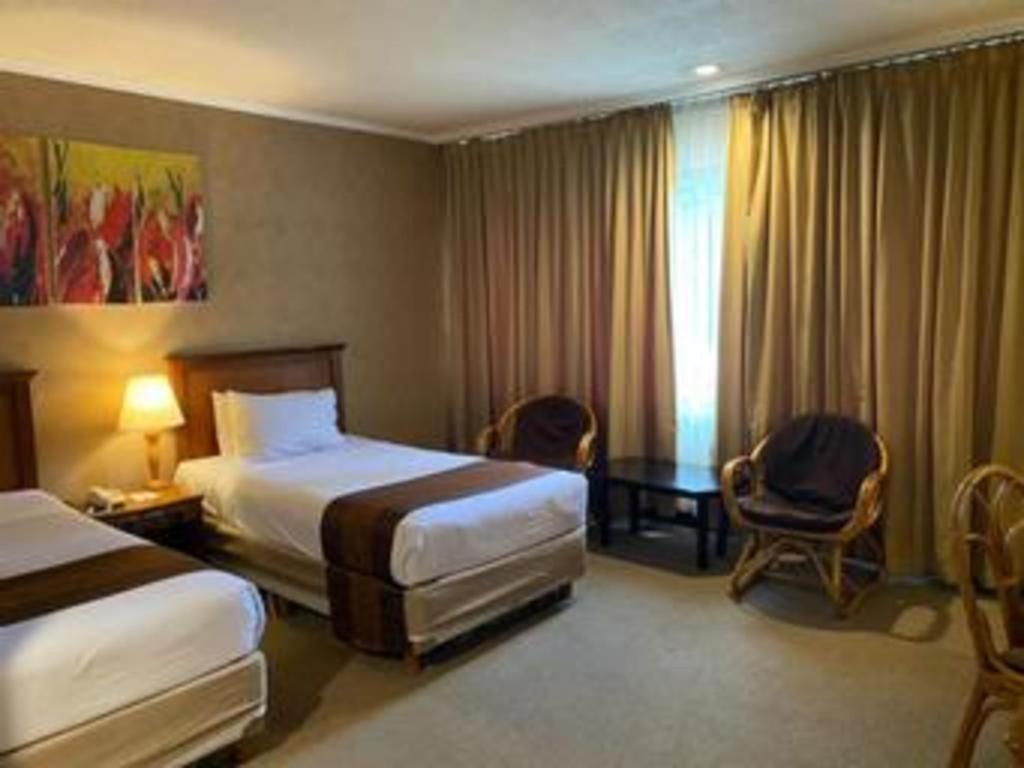Regent'S Park Hotel Malang Exteriör bild