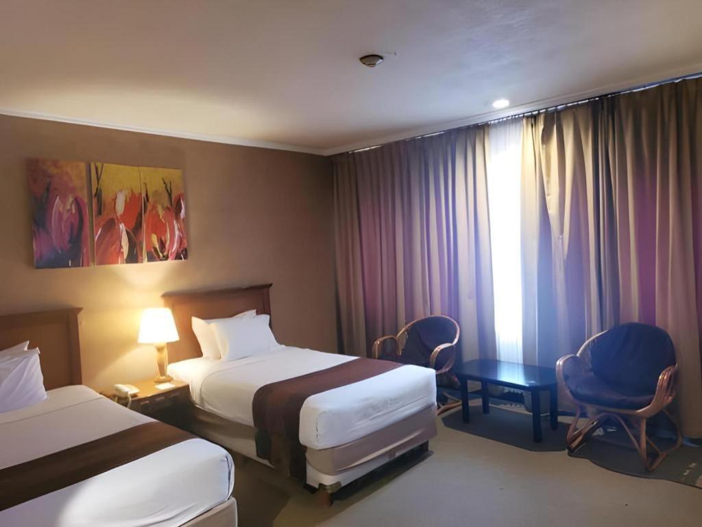 Regent'S Park Hotel Malang Exteriör bild